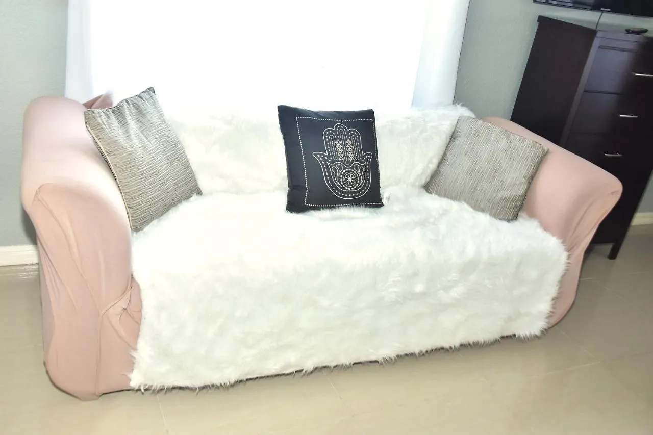 Deluxe Presidential Suite Kingston Apartment